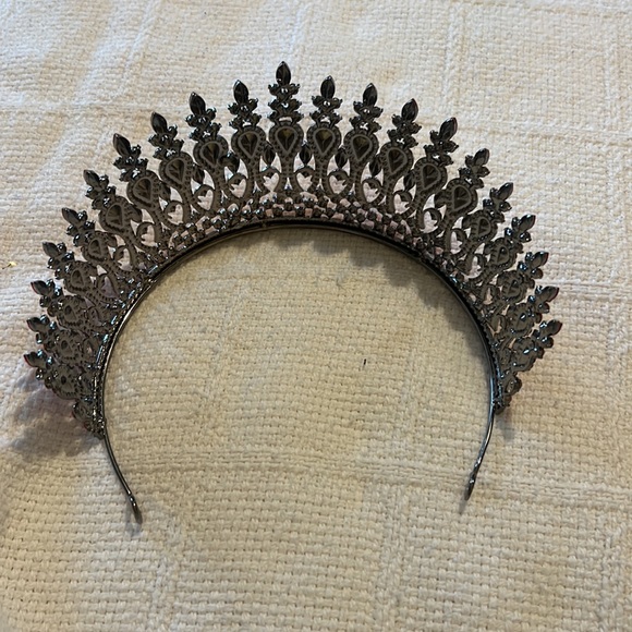 Beautiful ruby inspired tiara. Shiny, glittery, and beautiful. - Picture 4 of 5